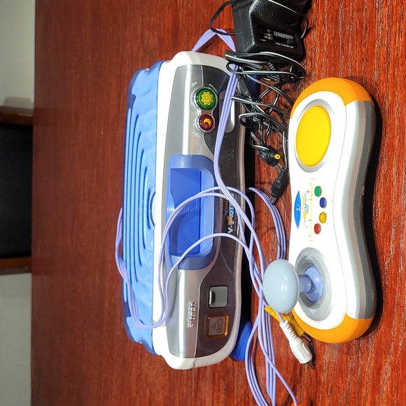 V motion active learning system with games, ac adapter and cables - Picture 1 of 3